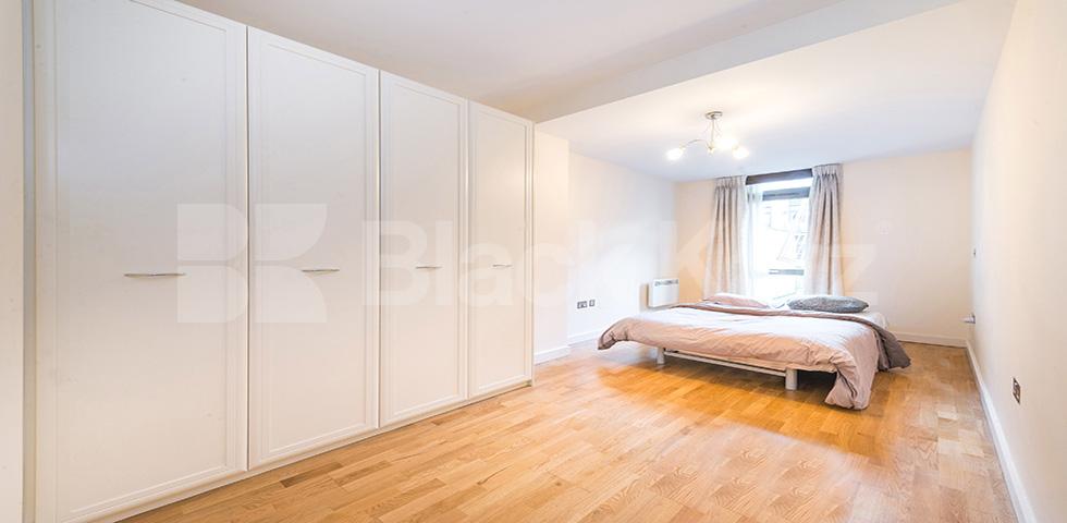 			STUNNING TWO BED WITH ROOF TERRACE!, 2 Bedroom, 1 bath, 1 reception Flat			 Axminster Road, HOLLOWAY